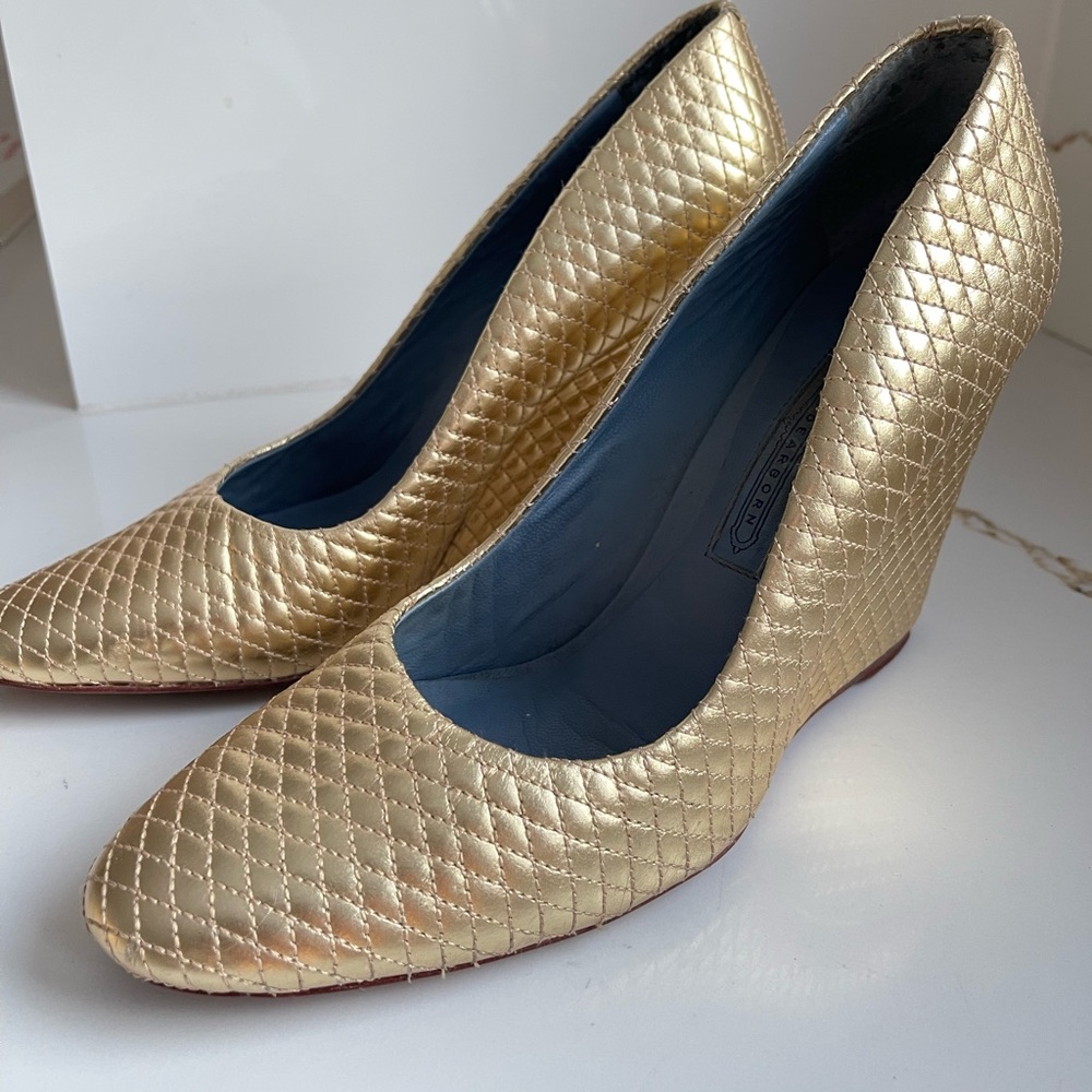 Ashley Dearborn gold leather quilted wedges size 8.5